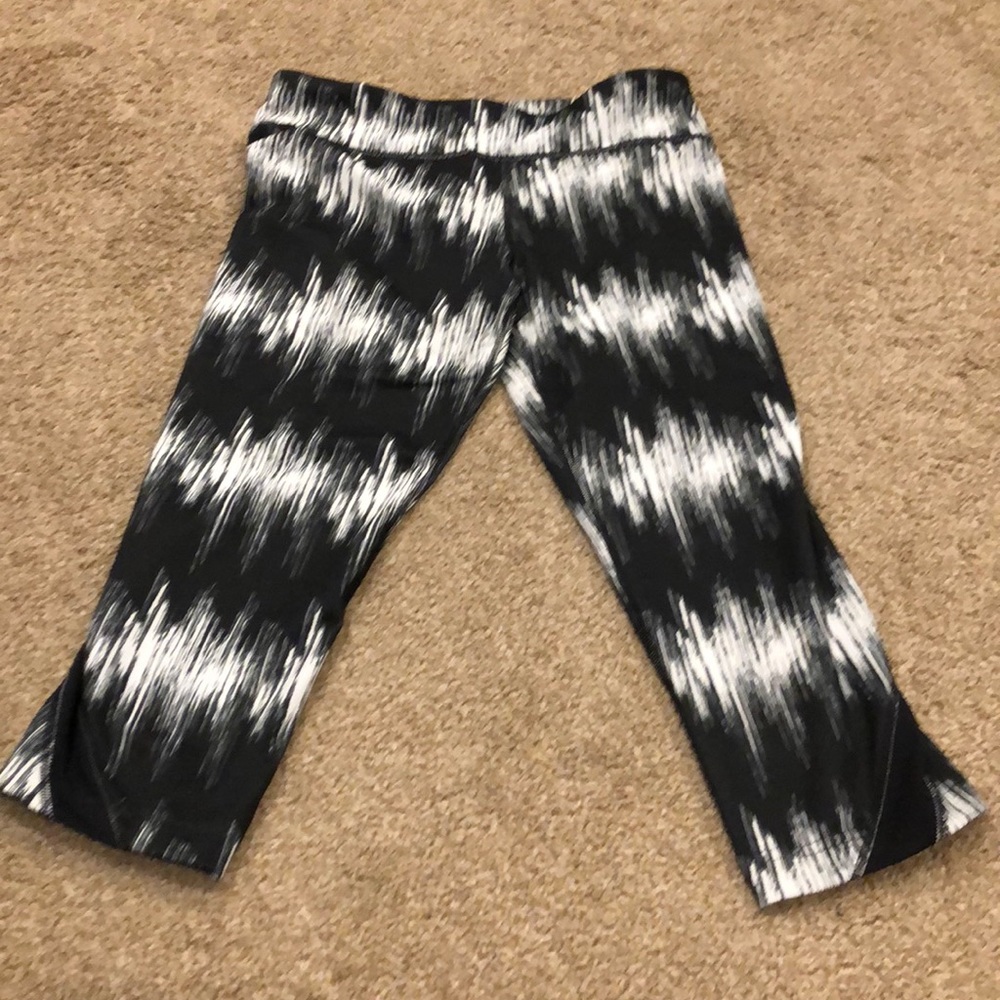 Under Armour black and white pattern running capri